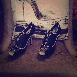 Black & White Steve Madden tie up peep toe booties